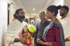 नंगे पांव भगवान को गोद में लेकर समाहरणालय पहुंचे महंत, मंदिर की जमीन बचाने की लगाई गुहार
