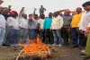 रागिनी सिंह के समर्थन में सड़कों पर उतरे समर्थक, श्रवण राय की प्रतीकात्मक शव यात्रा निकाल किया विरोध