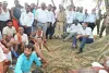 Giridih News: तालाब निर्माण पर ग्रामीणों की आपत्ति के बाद खेतों में पहुंचे उपायुक्त रामनिवास यादव