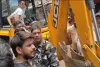 Deoghar News: अतिक्रमण हटाने के दौरान बढ़ा विवाद, ट्रैफिक पुलिसकर्मी ने लहराई पिस्टल