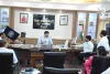 Deoghar News: उपायुक्त ने लंबित सेवा मामलों की समीक्षा की, लापरवाही पर सख्त कार्रवाई की चेतावनी