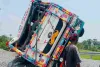Pakur News: गिट्टी लदा अनियंत्रित ट्रेलर सड़क किनारे पलटा, बाल-बाल बची चालक की जान