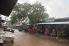 Dumka News: मूसलाधार बारिश से पोखर बनीं मुख्य सड़कें, दुकानों के सामने हुआ भारी जलजमाव