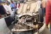 Koderma News: बाइक को बचाने के प्रयास में डिवाइडर से टकराई कार, लेकिन सुरक्षित बाहर निकले सभी यात्री