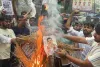 हजारीबाग में पेपर लीक के विरोध में छात्रों ने फूंका शिक्षा मंत्री का पुतला