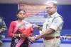 एसपी डॉ. बिमल कुमार के सामने नक्सली अनिता किस्कू ने किया आत्मसमर्पण, मिला पुनर्वास का आश्वासन