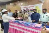 हजारीबाग यूथ विंग का सराहनीय कदम, 70 ट्रैफिक पुलिस जवानों को वितरित किए रेनकोट