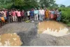 सड़क की मरम्मति के लिए ग्रामीणों ने की भगवान की पूजा-अर्चना