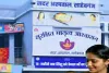साहिबगंज सदर अस्पताल में बेड फुल, मरीज स्ट्रेचर और बरामदे में करा रहे इलाज