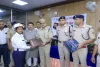 बारिश से बचाव के लिए ट्रैफ़िक पुलिस कर्मियों को हजारीबाग यूथ विंग ने रेनकोट रूपी सुरक्षा का दिया सौगात  