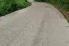 खबर का असर: बिना बैरिकेडिंग उखड़ी पीसीसी सड़क की हुई मरम्मत, ग्रामीणों में खुशी