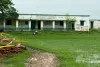 रास्ता के अभाव में कीचड़-पानी से होकर स्कूल जा रहे जैलमारी गांव के बच्चे