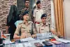Pakur News: रथ मेला में मोबाइल और पर्स चुराने वाले दो शातिर गिरफ्तार, 6 मोबाइल व नकदी बरामद