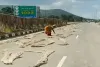 Sahibganj News: NH-80 पर अतिक्रमण से परेशानी, सड़क पर सुखाया जा रहा पटसन