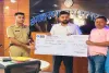Palamu News: सड़क पर घायल पड़ा था युवक, चंदन प्रकाश सिन्हा ने दिखाई इंसानियत; DC-SP ने किया सम्मानित