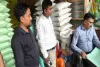pakur News: खाद की कालाबाजारी पर प्रशासन सख्त, आमड़ापाड़ा में खाद दुकानों का औचक निरीक्षण