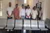 Simdega News: ग्रामीणों की सुविधा के लिए सिमडेगा अनुमंडल कार्यालय को मिली नई चेयर, पिता की स्मृति में की गई पहल