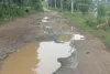 Koderma News: योगिटिल्हा रेलवे फाटक से सतडीहा आरईओ सड़क जर्जर, राहगीरों की बढ़ी परेशानी