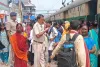 Deoghar News: मधुपुर स्टेशन पर भीड़ नियंत्रण और सुरक्षित रेल यात्रा करा रही आरपीएफ