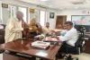 Koderma News: समाहरणालय में उपायुक्त उत्कर्ष गुप्ता ने जनता दरबार लगाकर सुनीं आमजनों की समस्याएं