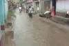 Koderma News: हल्की बारिश में नदी बनी झुमरी तिलैया-हीरोडीह मुख्य आरईओ सड़क, राहगीर परेशान