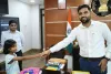 Palamu News: बाढ़ में बह गईं किताबें, उपायुक्त ने फिर थामा कृतिका की पढ़ाई का हाथ