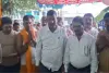 Koderma News: जिला अध्यक्ष रामधन यादव ने फीता काटकर अंबिका बैट्री ई-रिक्शा शोरूम का किया उद्घाटन