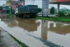 Sahibganj News: बरहेट पेट्रोल पंप के सामने सड़क बनी तालाब, जलजमाव से वाहन चालक व लोग परेशान