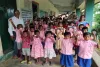 Dumka News: उत्क्रमित मध्य विद्यालय पहाड़पुर में बच्चों को मिले ज्योमेट्री बॉक्स, पेन और एटलस
