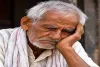 Dumka News: महीनों से बंद वृद्धावस्था पेंशन, बुढ़ापे की लाठी के लिए तरस रहे बेबस बुजुर्ग