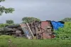 Giridih News: पिकअप वाहन को बचाने में पलटा टमाटर लदा आइसर ट्रक, चालक सुरक्षित
