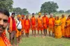Koderma News: ईटाय मठ स्थित शिव मंदिर में माथा टेक कर देवघर निकले कांवरिए