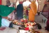 Koderma News: 777 सीढ़ियाँ चढ़कर भक्तों ने ध्वजाधारी पहाड़ पर बाबा भोलेनाथ का किया जलाभिषेक
