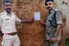 Hazaribagh News: फरार आरोपी के घर बड़कागांव पुलिस ने चिपकाया इश्तिहार, आत्मसमर्पण नहीं किया तो होगी अगली कार्रवाई