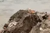 Sahibganj News: गंगा के उफान ने छीना आशियाना, अपने हाथों से घर तोड़ने को मजबूर हुए दियारा के लोग