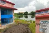 आंगनबाड़ी केंद्र के पास निकला जहरीला सांप, बाल-बाल बचे मासूम, बाउंड्री वॉल न होने से मंडरा रहा बड़ा खतरा