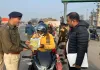 Koderma news: कोडरमा पुलिस की अनोखी पहल, बिना हेलमेट वाले चालकों को गुलाब फूल देकर दिलाई शपथ 