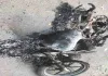 Koderma News : सतगावां में सड़क किनारे मोटरसाइकिल में लगी आग, जलकर राख