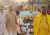 फूलों से सुसज्जित वाहन में बैठाकर गाजे-बाजे के साथ भगवान शिव-पार्वती का कराया गया नगर भ्रमण