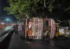 जमुआ चौक पर अनियंत्रित ट्रक पलटा, बड़ा हादसा टला