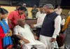 व्हीलचेयर पर बैठे पूर्व विधायक से मिलने पहुंचे बाबूलाल मरांडी, पाकुड़ स्टेशन का भावुक दृश्य बना चर्चा का विषय