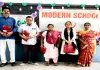मॉडर्न इंग्लिश स्कूल में मजदूर दिवस पर ग्राउंड स्टाफ का सम्मान, बच्चों की प्रस्तुतियों ने जीता सबका दिल