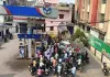 Palamu News: पेट्रोल के लिए मची त्राहि-त्राहि, ईंधन खत्म होने की अफवाह के बाद पंपों पर उमड़ी भारी भीड़