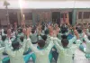 Koderma News: आदर्श मध्य विद्यालय में समर कैंप की धूम, बच्चों ने योग, बोरा दौड़ और पेंटिंग में दिखाया दम