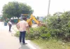 Hazaribagh News: थाना परिसर के आसपास चला सफाई अभियान, जेसीबी से हटाई गई झाड़ियां