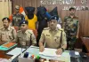 Jamtara News: क्रेडिट कार्ड बंद होने का झांसा देकर उड़ाते थे लाखों रुपये, झाड़ीनुमा मैदान से 3 साइबर ठग गिरफ्तार