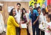 Deoghar News: बुआ फिल्म्स के 5 दिवसीय समर कैंप का भव्य समापन, माताओं ने रैंप वॉक कर बिखेरा जलवा