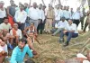 Giridih News: तालाब निर्माण पर ग्रामीणों की आपत्ति के बाद खेतों में पहुंचे उपायुक्त रामनिवास यादव