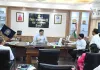 Deoghar News: उपायुक्त ने लंबित सेवा मामलों की समीक्षा की, लापरवाही पर सख्त कार्रवाई की चेतावनी