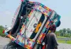 Pakur News: गिट्टी लदा अनियंत्रित ट्रेलर सड़क किनारे पलटा, बाल-बाल बची चालक की जान